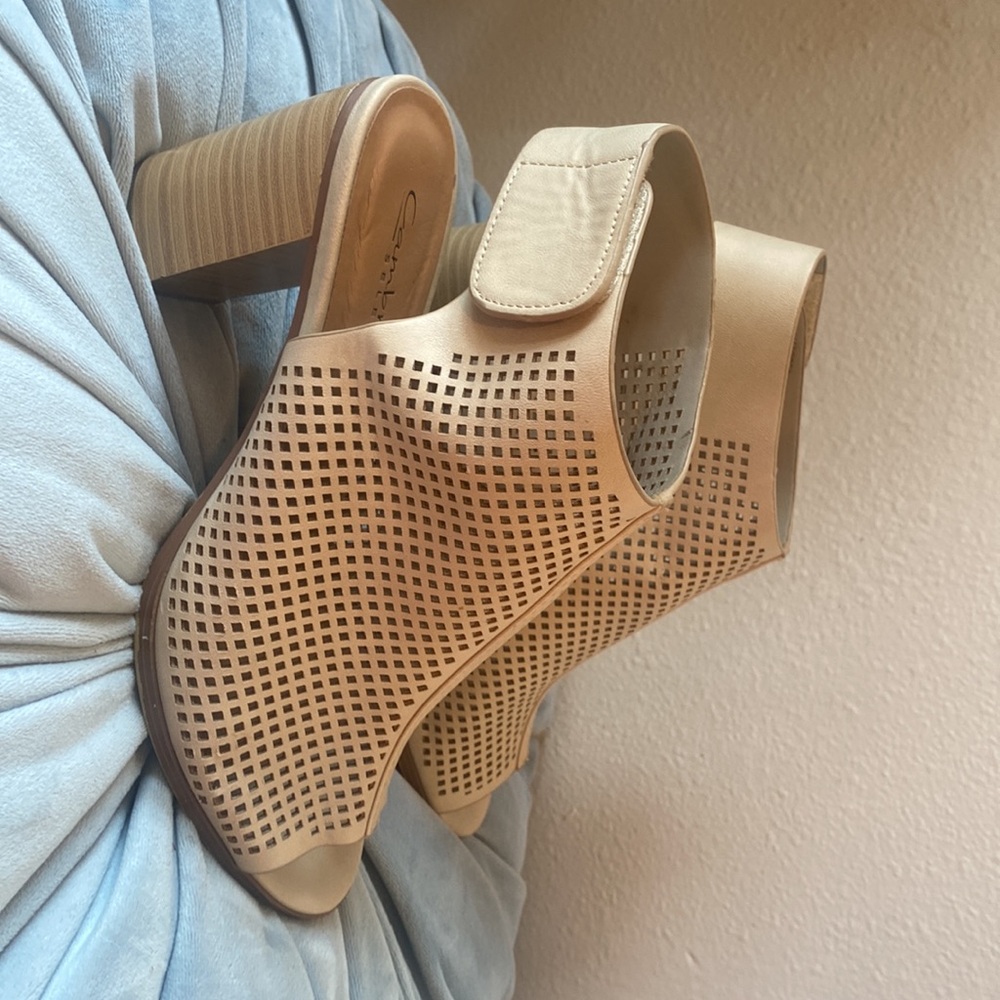 - Cambridge Select Bootie Chunky Heels shoes size 7 like new! 🎀 - Picture 9 of 9